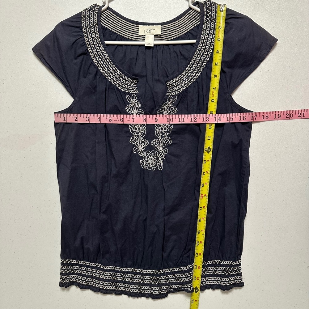 Ann Taylor LOFT Embroidered V-neck Top Blouse Short Sleeve Navy Blue Bohemian S - Picture 4 of 4